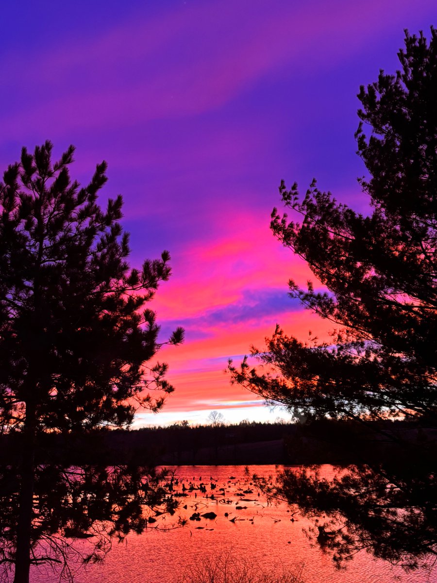 Tech2Meet's tweet photo. What an epic sunset tonight! No filter. Calabogie, ON .@MurphTWN https://t.co/g5XF8S8nEK