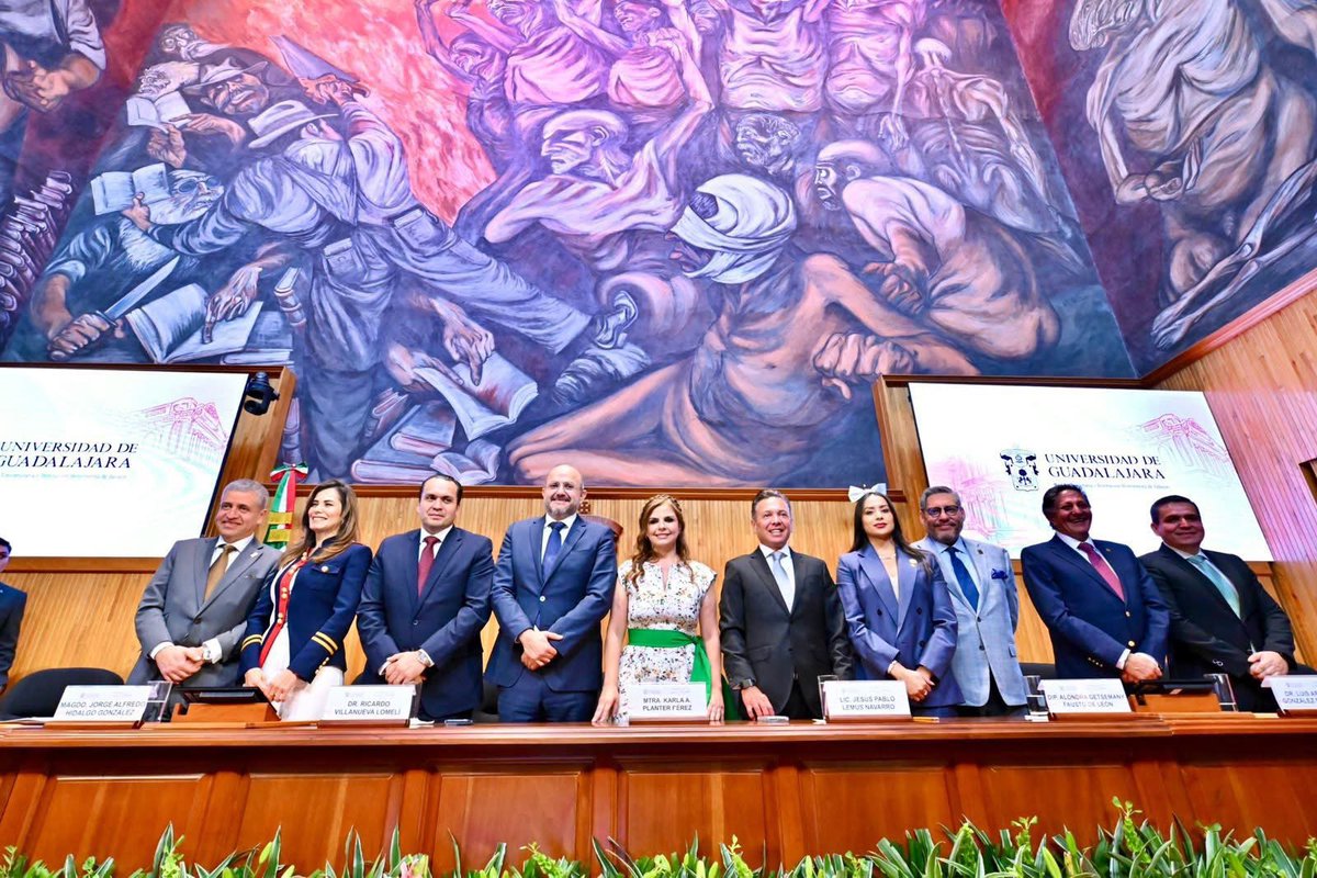 KarlaPlanter1's tweet photo. Estar en nuestro emblemático Paraninfo, frente a las y los universitarios para rendir mi Informe como la primera Rectora General de la @udg_oficial, ha sido un enorme privilegio, pero sobre todo, una responsabilidad para dar cuenta de dónde estamos y hacia dónde vamos.

En este año, creamos la Red de Hospitales Civiles junto con el @GobiernoJalisco, el Consejo de Rectorías y de Administración es mayoritariamente ocupado por mujeres, ampliamos las Licencias de maternidad y paternidad para nuestros trabajadores, ya entregamos más de mil definitividades a profesores de asignatura y estamos impulsando proyectos que apoyan la docencia y la investigación, como el Programa de Apoyo para el Ingreso y Promoción al SNII.

GRACIAS, muchísimas gracias a quienes me acompañaron hoy y a toda la comunidad universitaria por su compromiso e incansable trabajo durante este primer año de mi rectorado, sigamos, como hasta hoy, PENSANDO EN GRANDE. 💛