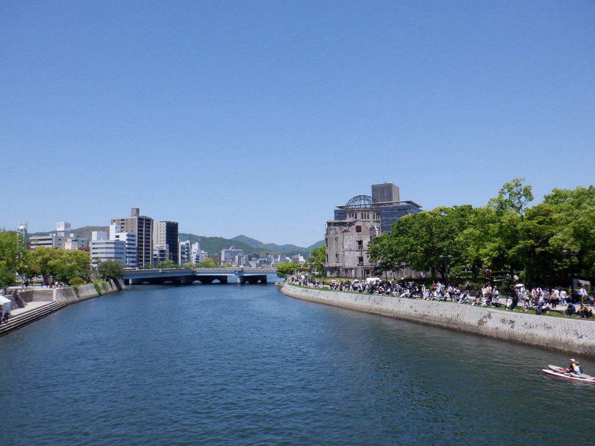 昨日はひろしまフラワーフェスティバルへ行ってきました。天気は快晴•••昨日が最終日でYOSAKOIのステージ発表•パレードなどがありました。どのグループも迫力ある演舞でした。やはり人が多かった•••。