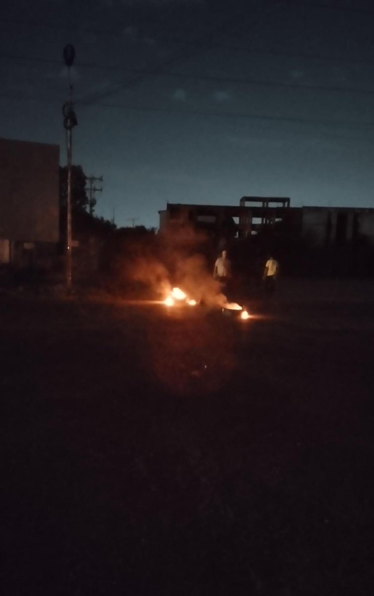 Vecinos de la Urbanización Yurubí en Paraparal protestan por sumar más de horas sin luz.

Ya basta de apagones en Los Guayos.

#fueradelcy