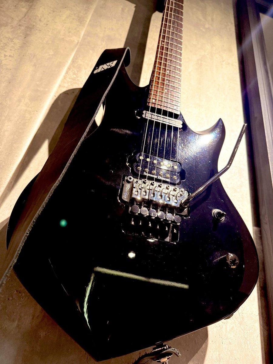 MIYA_gtch's tweet photo. 【パーツ】Floyd rose original
ブラックニッケルを手に入れたぞ🔥
全然流通ないね…
ブラックよりメタル感がキラッとカッコイイ✨ https://t.co/JacAJ4qE4U