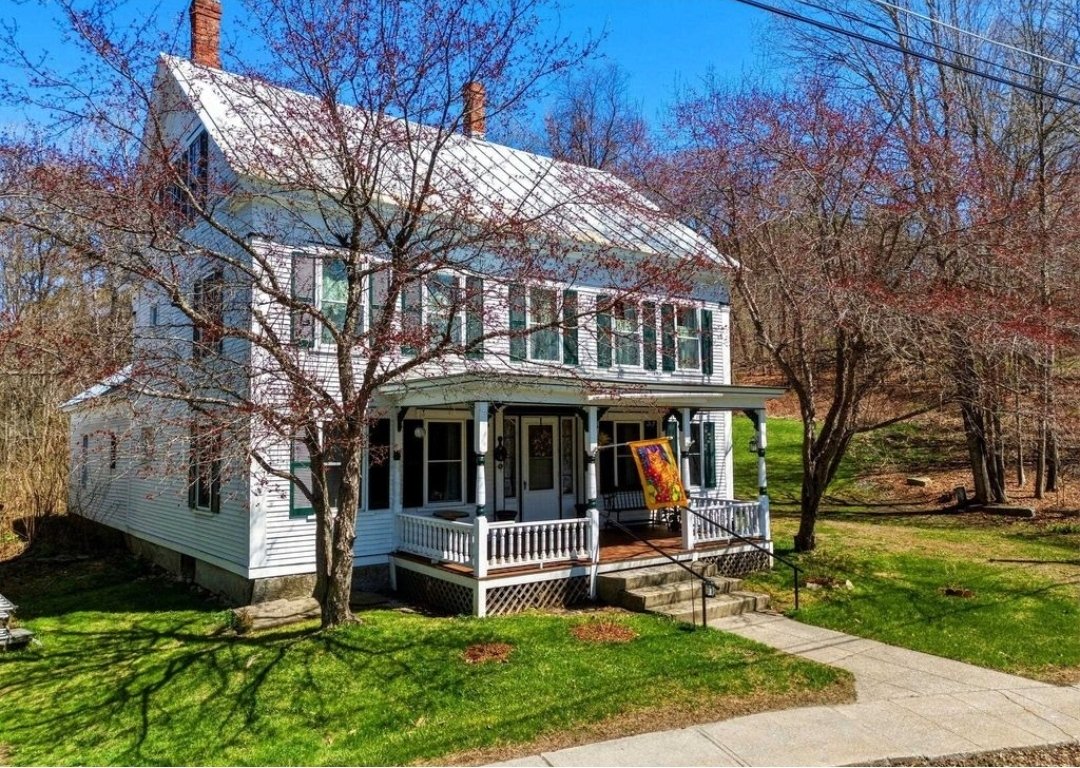 stepheide's tweet photo. Looks Quite Vermonty at 9 North Common, Chelsea, VT 05038 on Zillow. #zillowfinds https://t.co/b3AUd3qGQG