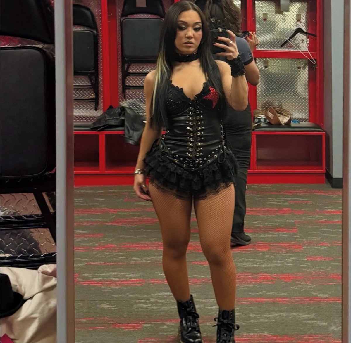 R0XXSTARS's tweet photo. A quick look back at this gem of an outfit. https://t.co/ayTJIL1RSW
