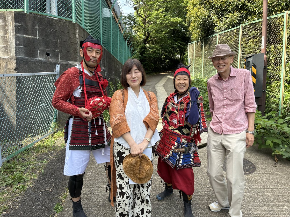 monakaoneone134's tweet photo. 5月5日はこどもの日。公園で開催されていたのは「鎌倉　こども源平合戦」。
公園入り口では、武者たちが元気に子どもたちを迎えておりました。残念ながら参加はできませんでしたが、武者との記念撮影はしていただきました。
鎌倉中央公園では、青空を泳ぐ「こいのぼり」を楽しんできました。 https://t.co/qJndb0bOrZ