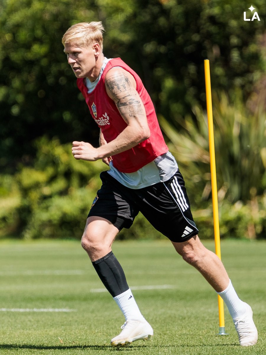 LAGalaxy's tweet photo. getting those reps in 😤 https://t.co/89bLNkidCC