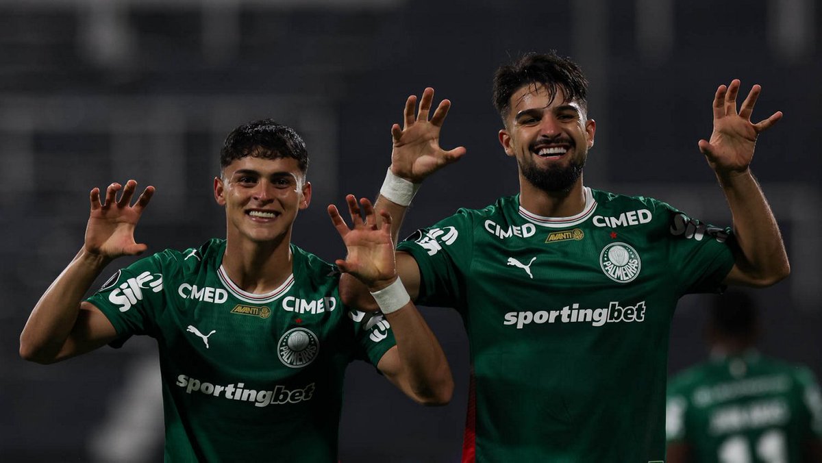 Flaco e Ramon Sosa homenageando o Vitor Roque no gol de hoje.
