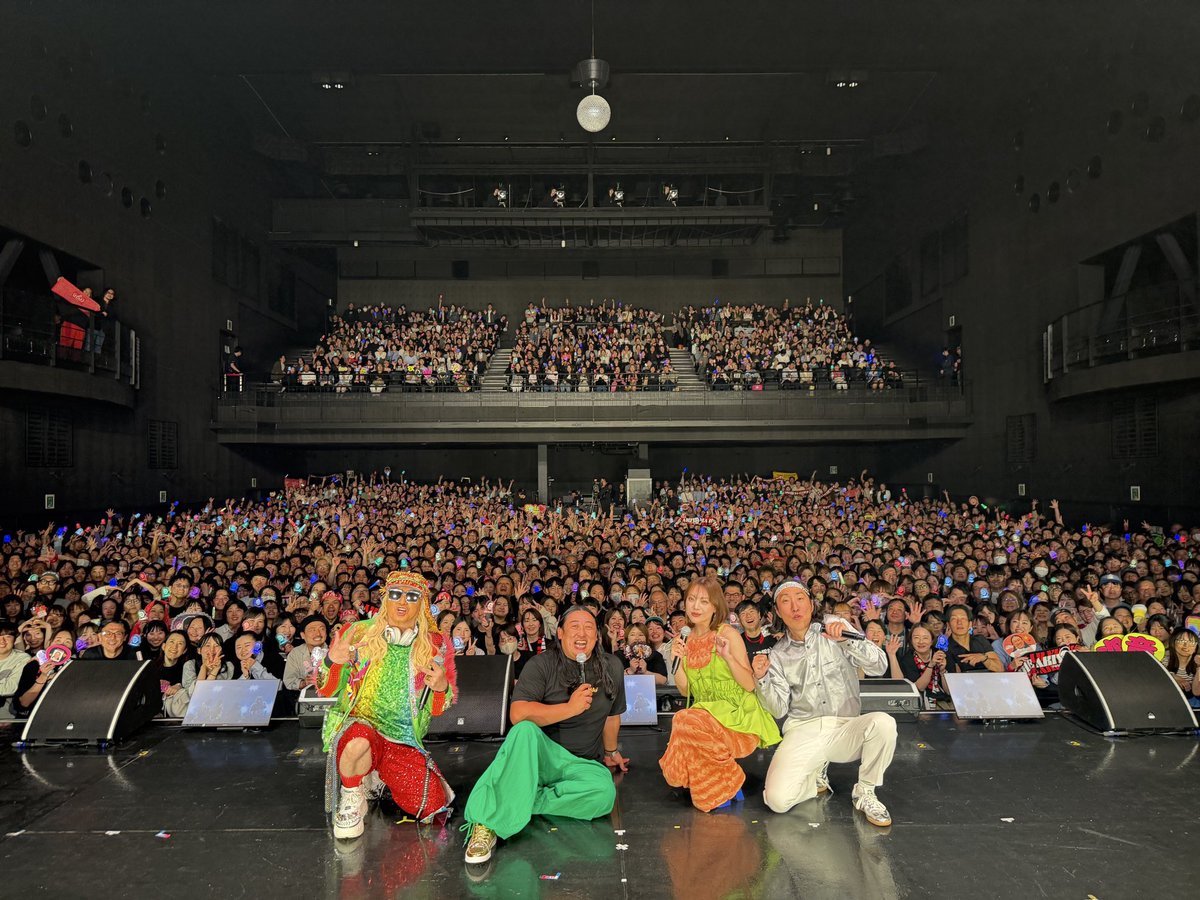 SmnT's tweet photo. 秋山歌謡祭LIVE in Zepp Osaka Bayside
に映像演出で参加しました！
・関係者
・MEMOTO! 
・ANNEX-KANラビリンス
・漕ぎコーギー
・クソの歌
リアル関係者席でタローマンの監督（藤井亮）と観覧しました（写真左上）トラブルも最高に楽しい2時間ちょいでした！

#秋山歌謡祭
#秋山竜次 https://t.co/lq6QWjTqWT