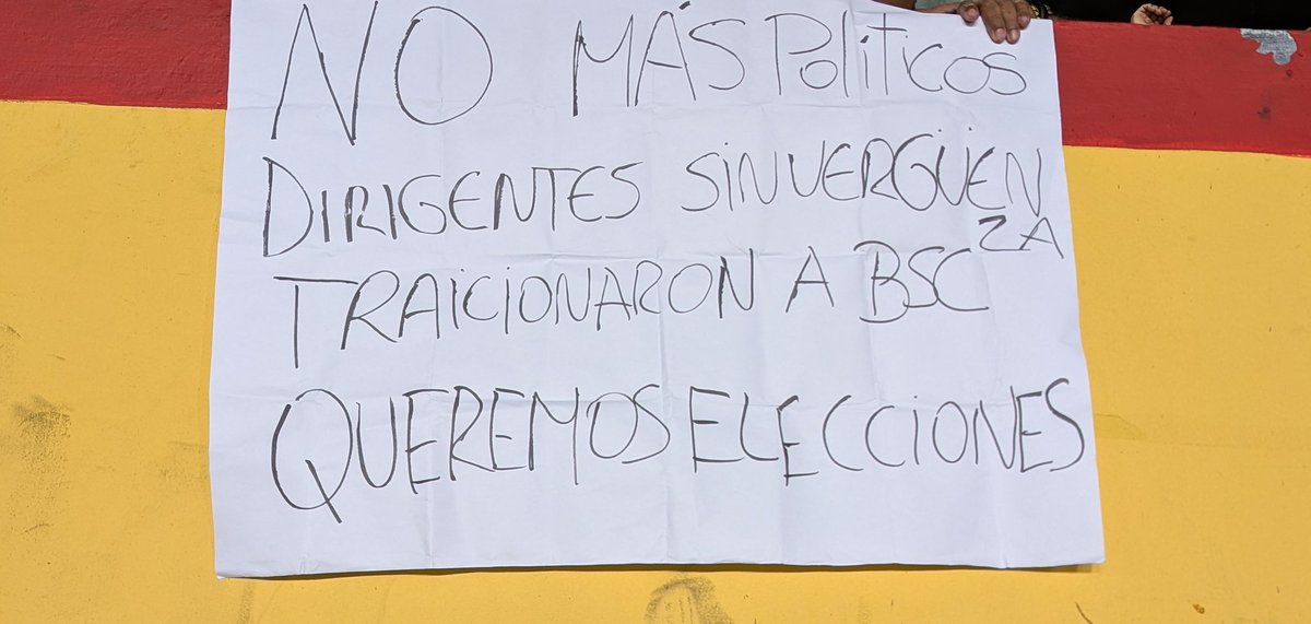 “No más políticos dirigentes sinvergüenzas, traicionaron a BSC, queremos elecciones” así se expresa el hincha en el estadio Monumental Banco Pichincha en su duelo contra Boca Juniors. 📌