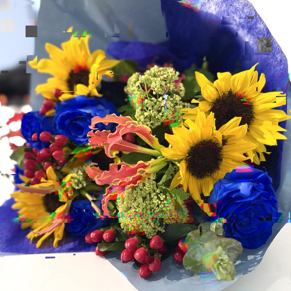 .

『 #ヰ世界情緒2DAYSLIVE 』
振り返り配信でいただいたお花です💐⟡

赤青黄色の鮮やかな花束をいただきました。
世にも珍しい青い薔薇まで..
とても嬉しい..ありがとうございます🥀¨̮

そして本日から GW START❕
満喫していくぜっ🌷沢山報告するね✦.*

#フラワークローゼット
#ヰ世界情緒AnimaRe