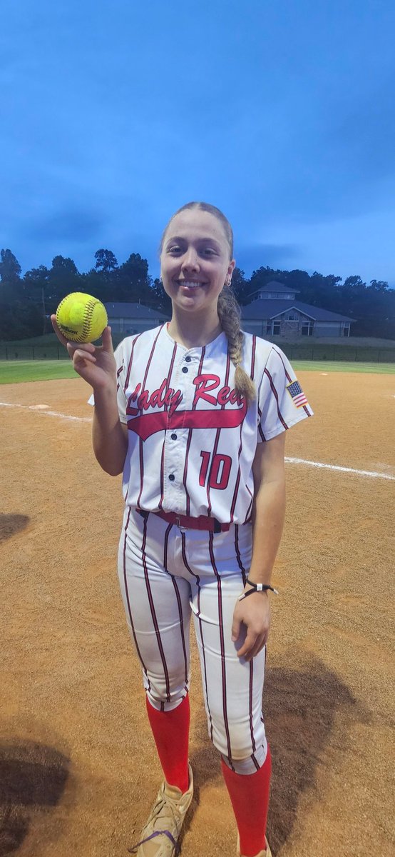 CC_LadyRed's tweet photo. Congratulations @brookelynfaith2 and @Chloeniethammer on your 2run homeruns tonight! 💪💣 https://t.co/JFmJzdfVMg