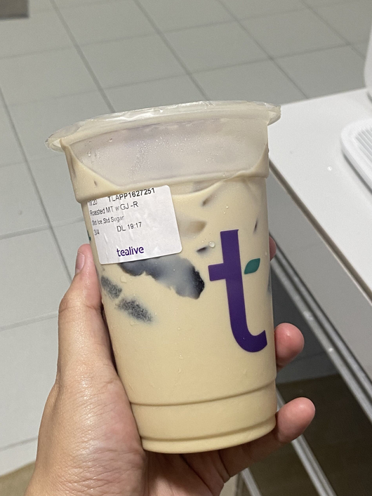 chow_tai_long's tweet photo. @terumobbled List ni relatable gila, especially iced lemon tea and milk tea tu 😂 Kalau tambah satu lagi, I’d put Tealive Roasted Milk Tea Grass Jelly sebab ada tea taste + chewy jelly. https://t.co/JUzswR1fBB