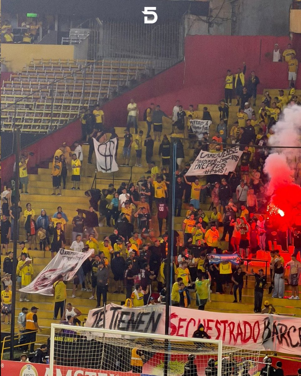 EL SENTIR DE LA HINCHADA DE BSC 🟡

En el partido de vuelta por Copa Libertadores entre BSC y Boca JR, los hinchas del ídolo hicieron notar mensajes en carteles en las gradas del Monumental ⚽️

📸: @ronaldpin_