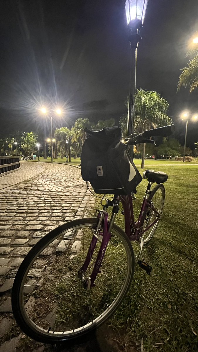 Antograndi's tweet photo. Noche a pedallllll! https://t.co/G3DdGYrF0G