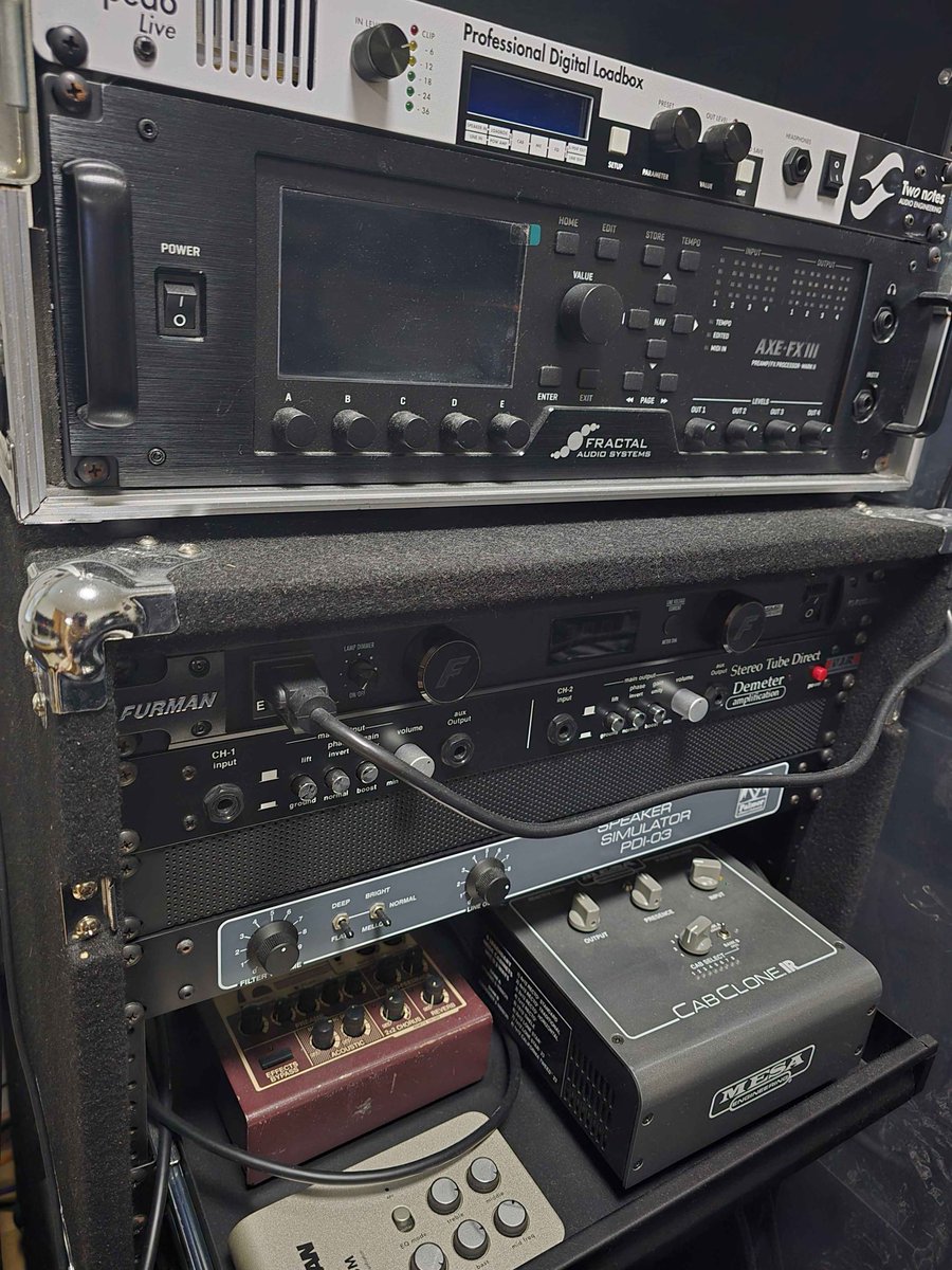 SoundGearRoom's tweet photo. 「Sound Gear Room -ギターとDTMのラジオ-」第4回目配信中です！ 今回は「ギターのレコーディングはマイク録り？ライン録り？」についてトークしています！ ぜひお聞きください！

https://t.co/Dd4llm58W4 https://t.co/o04Ojn8iqt
