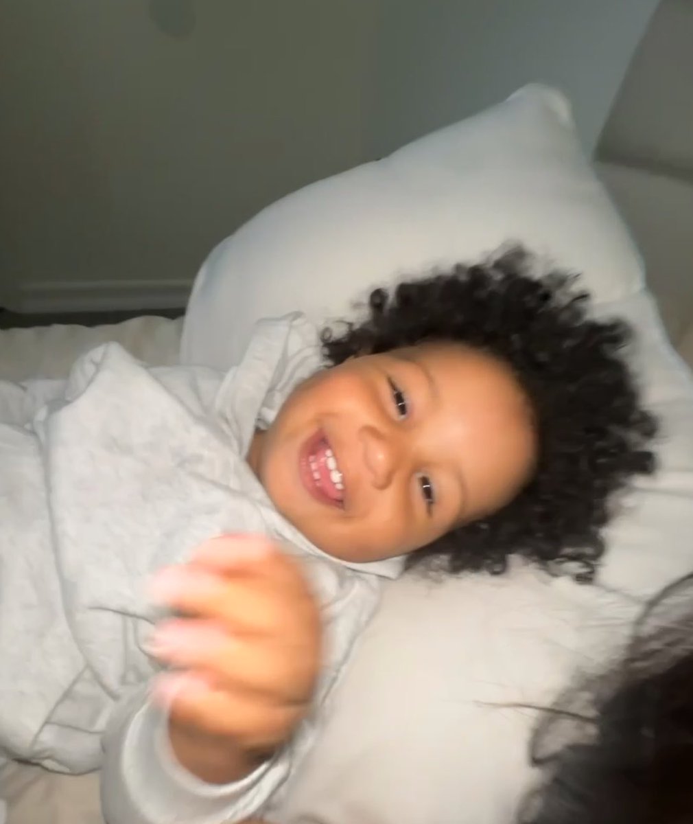 Marriassaa's tweet photo. Wait my son doesn’t have a gap…omggg😭 https://t.co/F27Sf5udCF