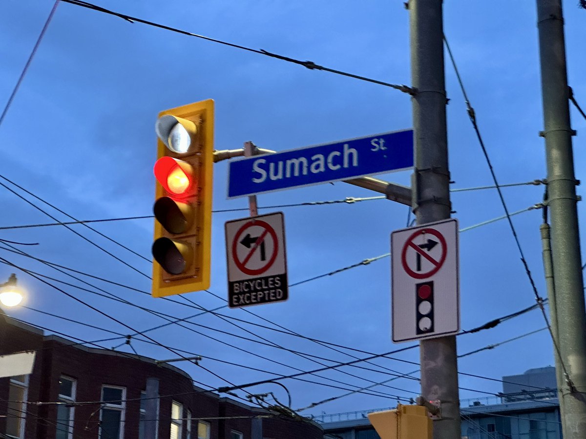 joeharm's tweet photo. @TTCSwitches TTC Transit signals at King East and Sumach. White vertical bar = Go. https://t.co/9TQ7bcAIV4