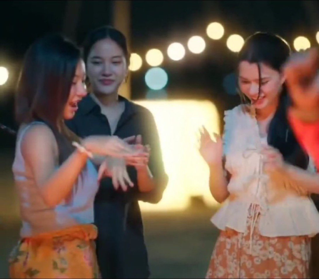 Este universo está muy raro pero me divierte mucho! 

Wayo intentando conquistar a Lada y ella intentando ser conquistada por nuestra capitana jajaja 

THE AIR OFFICIAL TRAILER
#ตัวอย่างเสน่หาวาโย
#FreenBecky