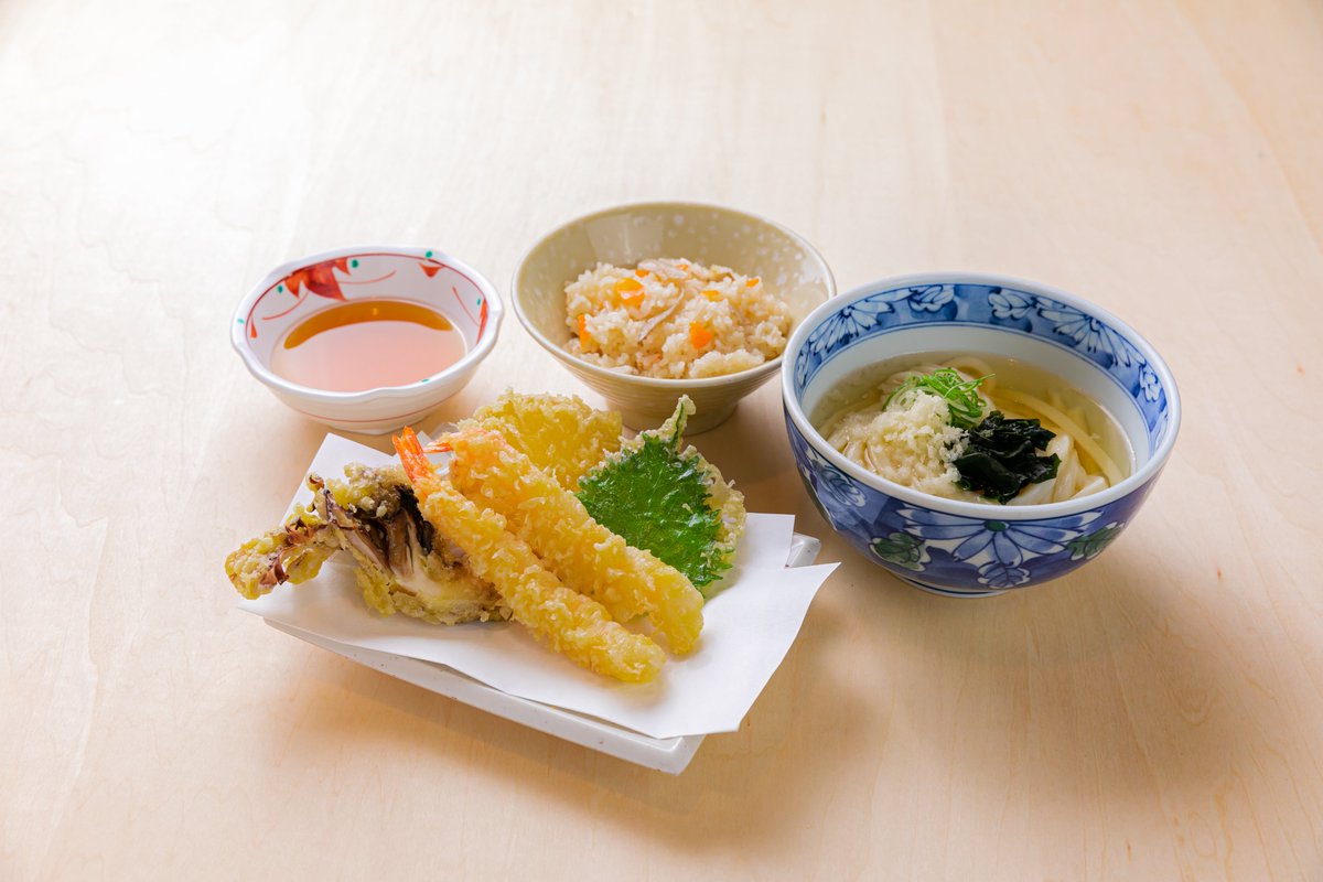 おはようございます！
連休は今日までの方、多いのではないでしょうか。
連休の締めに、ご褒美感と整え感の出るご飯を食べて、明日からのお仕事や学校に備えたいですね。
「たまき」の定食はそんな皆様に寄り添うラインナップをご用意しております。
きょうのごはんは「たまき」でどうぞ！