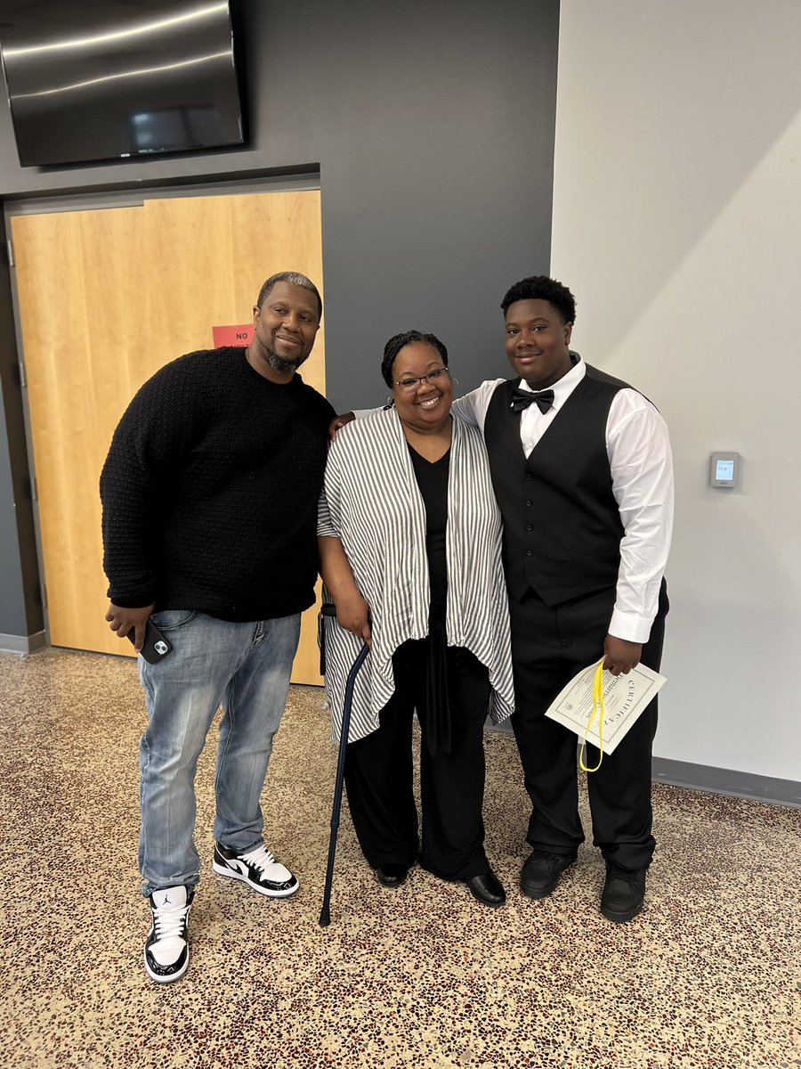 Demarion55Cobbs's tweet photo. @GregoryCobbs3 Thanks mom and dad for the support. After workouts I had my first piano recital. @CRSportsLive @CoachEllis55 https://t.co/ezVQt33vdD