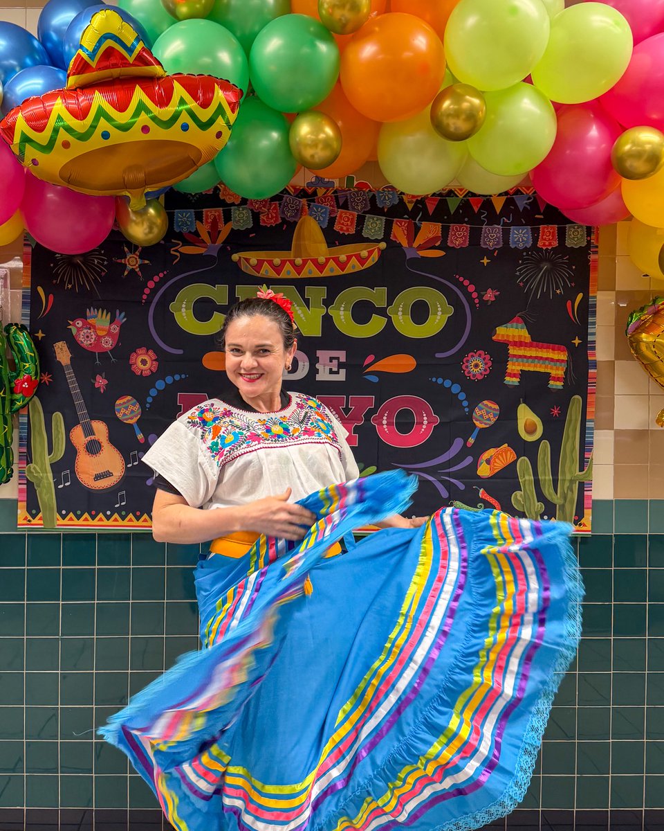 LessianaAlencar's tweet photo. Celebrating Mexican culture today! 🇲🇽

At work, our team is made up of 7 women, and 4 of them are Mexican, so of course Cinco de Mayo had to be celebrated. 🎉

And there I was… the Brazilian Mexican of the group hahaha 🇧🇷😎🇲🇽 https://t.co/7g2IILc1Bb