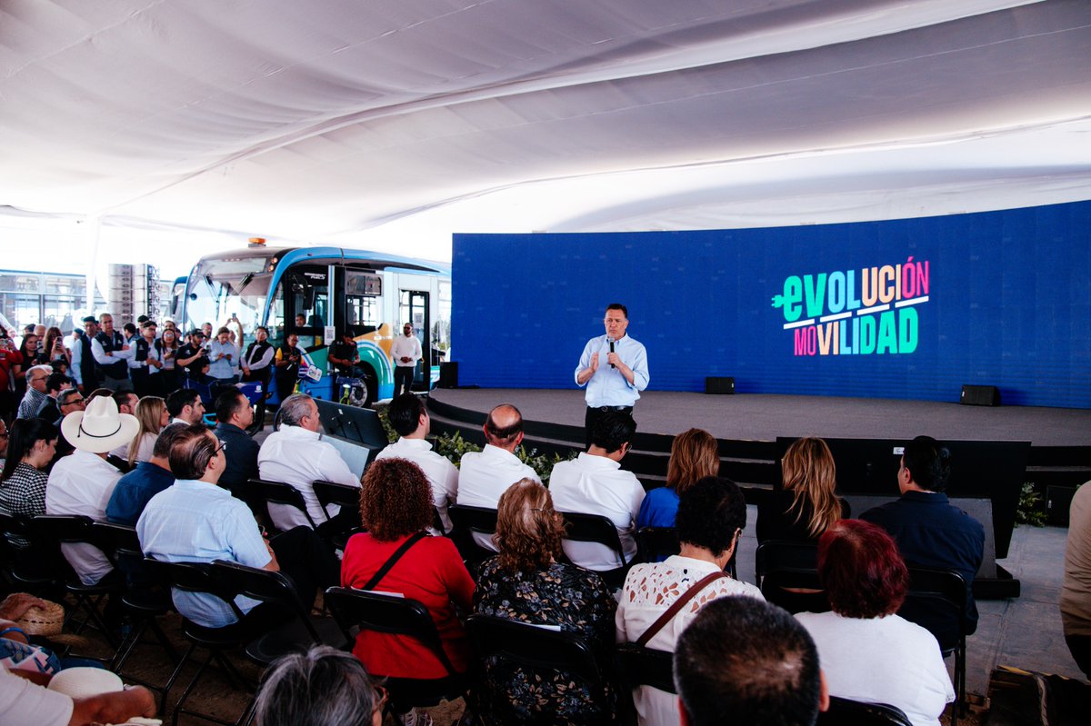 makugo's tweet photo. Con decisiones, trabajo diario y pensando en la gente, ¡construimos los cambios que #Querétaro requiere!

Desde el primer día de esta administración decidimos transformar el transporte público desde la raíz y hoy, con más de 600 mil viajes diarios, el doble de unidades y más rutas, las y los queretanos disfrutan de una mucho mejor movilidad. Modernizamos Paseo 5 de Febrero, con un carril exclusivo y estaciones seguras; ordenamos el sistema de transporte con la tarjeta Qrobus; creamos la tarifa más baja del país, que apoya a más de 200 mil personas; ampliamos horarios nocturnos y llevamos el transporte a más comunidades, con rutas nuevas, transporte escolar y transbordo cero. ¡Ahora estamos más conectados y con un servicio mucho mejor!