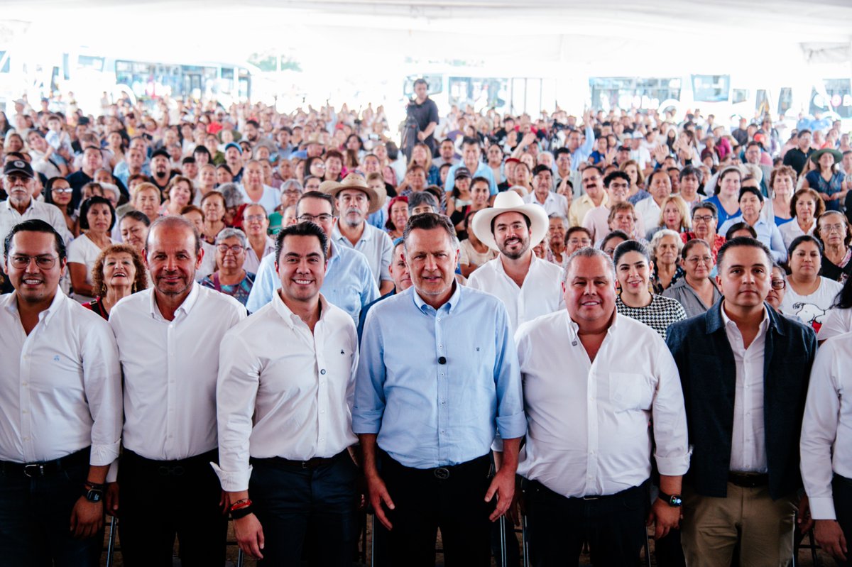 makugo's tweet photo. Con decisiones, trabajo diario y pensando en la gente, ¡construimos los cambios que #Querétaro requiere!

Desde el primer día de esta administración decidimos transformar el transporte público desde la raíz y hoy, con más de 600 mil viajes diarios, el doble de unidades y más rutas, las y los queretanos disfrutan de una mucho mejor movilidad. Modernizamos Paseo 5 de Febrero, con un carril exclusivo y estaciones seguras; ordenamos el sistema de transporte con la tarjeta Qrobus; creamos la tarifa más baja del país, que apoya a más de 200 mil personas; ampliamos horarios nocturnos y llevamos el transporte a más comunidades, con rutas nuevas, transporte escolar y transbordo cero. ¡Ahora estamos más conectados y con un servicio mucho mejor!