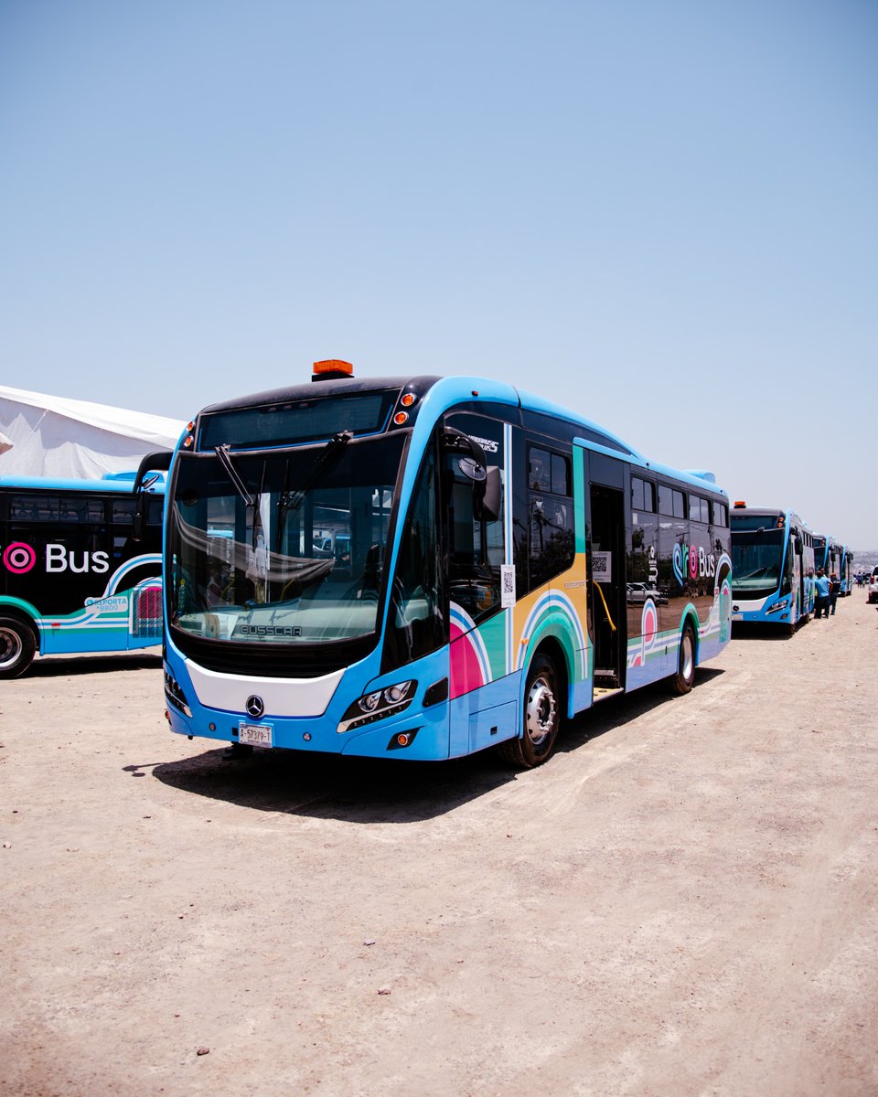 makugo's tweet photo. Con decisiones, trabajo diario y pensando en la gente, ¡construimos los cambios que #Querétaro requiere!

Desde el primer día de esta administración decidimos transformar el transporte público desde la raíz y hoy, con más de 600 mil viajes diarios, el doble de unidades y más rutas, las y los queretanos disfrutan de una mucho mejor movilidad. Modernizamos Paseo 5 de Febrero, con un carril exclusivo y estaciones seguras; ordenamos el sistema de transporte con la tarjeta Qrobus; creamos la tarifa más baja del país, que apoya a más de 200 mil personas; ampliamos horarios nocturnos y llevamos el transporte a más comunidades, con rutas nuevas, transporte escolar y transbordo cero. ¡Ahora estamos más conectados y con un servicio mucho mejor!