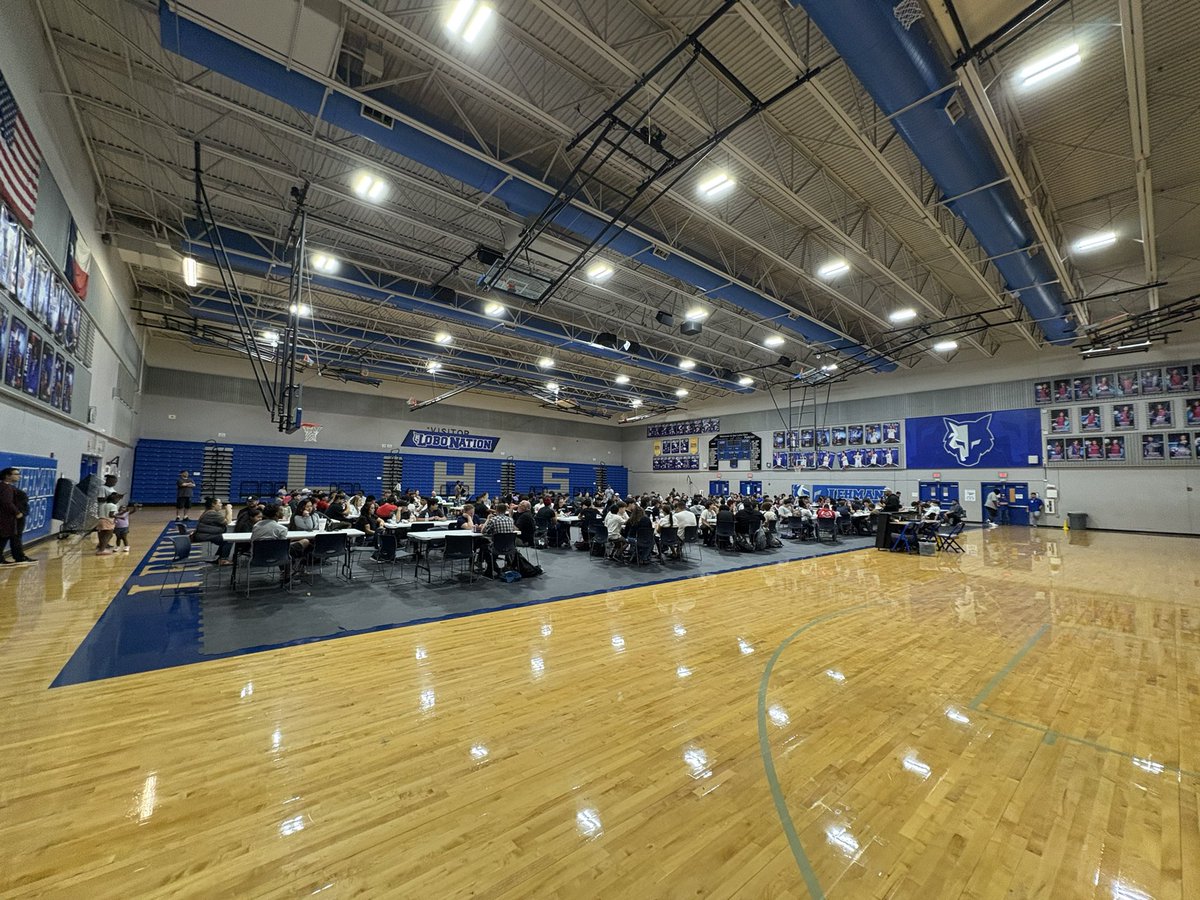 LehmanLobosFB's tweet photo. Great Turnout last night for our 2026 Lobo Football Pre-Season Tailgate! Appreciate all the parents and athletes for making time to get prepared for an exciting summer and fall season! #DRACO https://t.co/rzH1hSo4qW