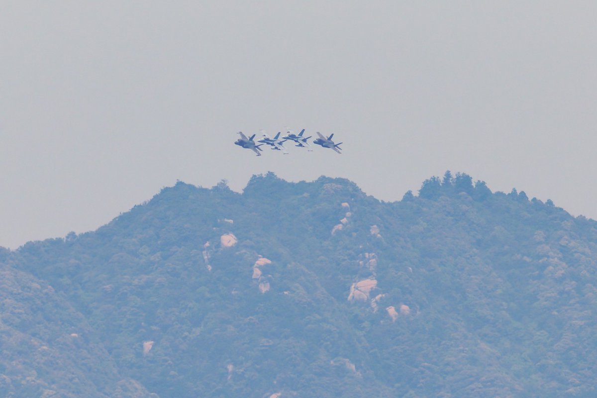 bin2r's tweet photo. 岩国基地フレンドシップデー
前日は天気良かった。
でも天気良いと陽炎がねぇ… https://t.co/fwRPnnBcHO