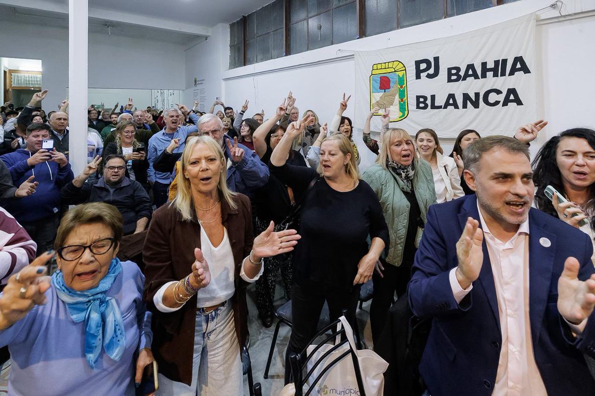 CrisAlvarezRod's tweet photo. En el PJ de #BahíaBlanca recordamos a Evita en vísperas de su natalicio, junto a @LauraGarciavaz, @ayeduran, @ezequielreina y compañeras y compañeros.

Si Eva Duarte se hubiera resignado al único camino que le asignaban, nunca hubiera sido Evita. Eligió otro, el de poner como protagonistas a los que estaban ocultos y marginados, con derechos y dignidad.

Su legado es nuestra brújula, aún más en estos tiempos💙