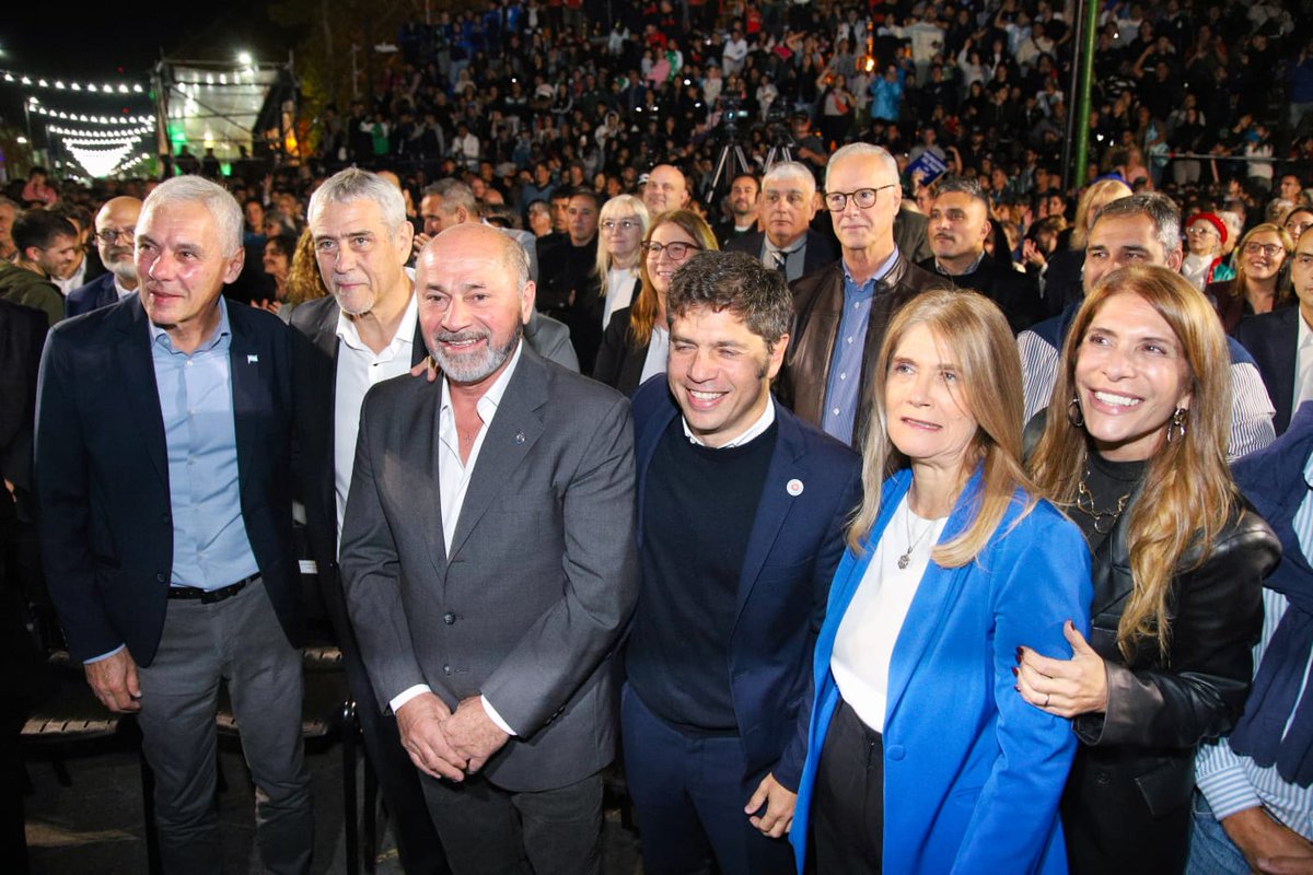jorgeferraresi's tweet photo. ¡Felicidades Ensenada! 

Junto con @magdysierra acompañamos al gobernador @kicillofok, a @magariovero,  @MarioSeccoOK, a colegas jefes comunales, legisladores, dirigentes y a toda la comunidad local en la celebración del 225º aniversario del distrito. 

Una ciudad que no para de crecer y que celebra esta fecha tan especial inaugurando una obra histórica: la nueva sede municipal.

En el cierre de este festejo, tuvimos la música del gran Peteco Carabajal.
