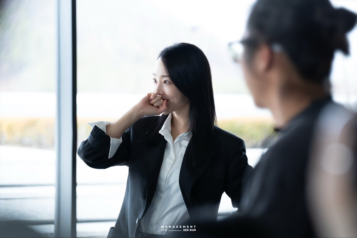 매니지먼트 시선 tweet media