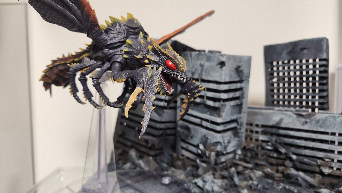 MyHobby310's tweet photo. だいぶ遅いけど、モンアツのメガギラスの写真をようやく撮った！
改めてカッコ良すぎるだろこれ！笑

 #メガギラス #モンスターアーツ #モンアツ #ゴジラ https://t.co/7JPLwoQ39Z