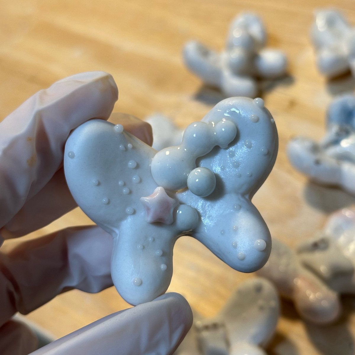焼き上がりの写真とれてないから、せめてもの上絵付け中の写真を投稿
