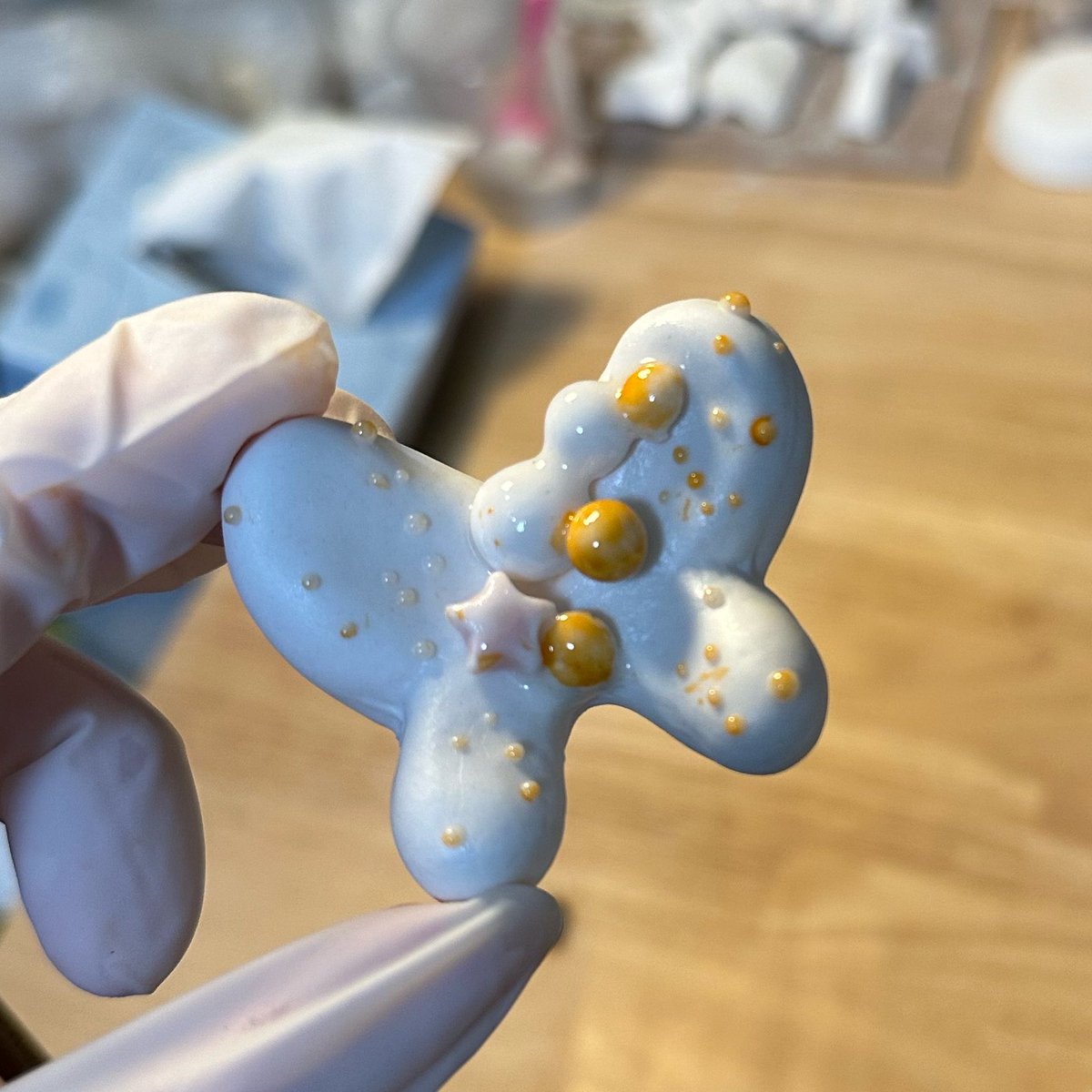 焼き上がりの写真とれてないから、せめてもの上絵付け中の写真を投稿
