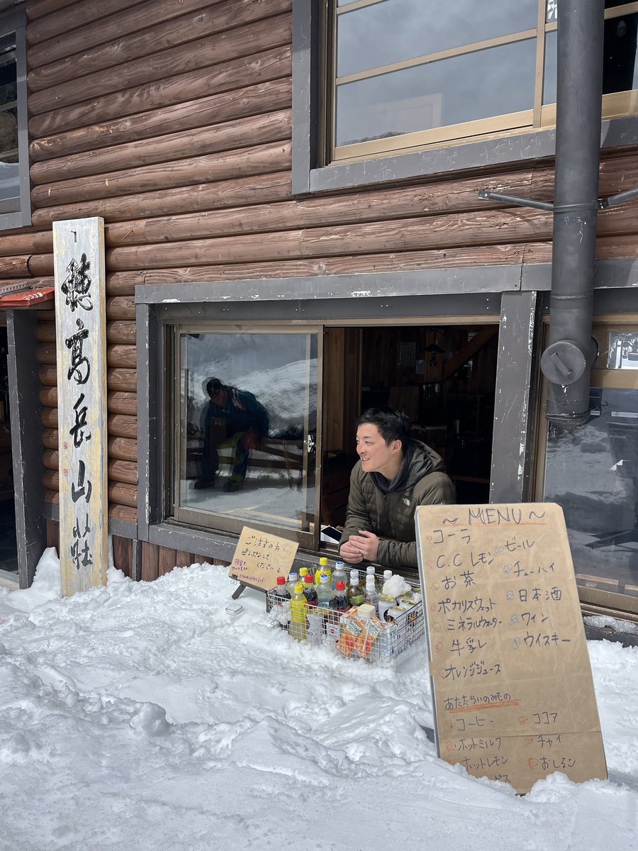 3190's tweet photo. 今日は穏やかな天候なので、玄関横にも売店を設置しております！
お気軽にお立ち寄りください😉 https://t.co/5jwBElItRx
