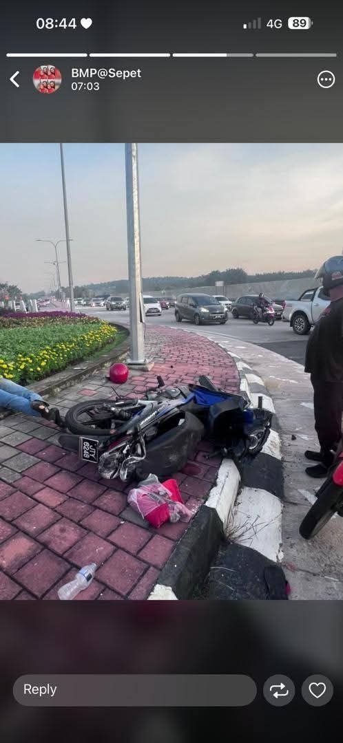 mynewshub's tweet photo. Mohon Bantuan Saksi Kemalangan Jalan tersebut untuk tampil membantuRaya

Pada 05/05/2026, sekitar jam 7.20 pagi, telah berlaku satu kemalangan maut di bulatan pusingan JPO Kulai, Johor.

Kami memohon jasa baik rakan-rakan sekiranya terdapat sesiapa yang mempunyai rakaman dashcam atau menyaksikan kejadian. Sehingga kini, masih tiada maklumat jelas mengenai bagaimana kemalangan ini berlaku.

Jika anda mempunyai sebarang maklumat, sila hubungi:
John: 018-764 3653

Kerjasama anda amat dihargai.

Kredit➡️ David John