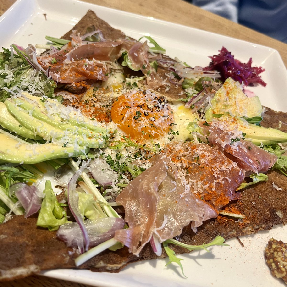 ren_jiyu2's tweet photo. トレトゥールメゾンアッシュ🍹
宮城県仙台市太白区

満足度高めの組み合わせ🍽️✨

粗挽きハンバーグは、肉感しっかりでジューシーな旨みが広がる一品。
生ハムとアボカドのガレットは、パリッと生地に塩気とまろやかさが合わさって相性抜群。

どっちも美味しくてしっかり満足でした😋 https://t.co/bunR1dG039
