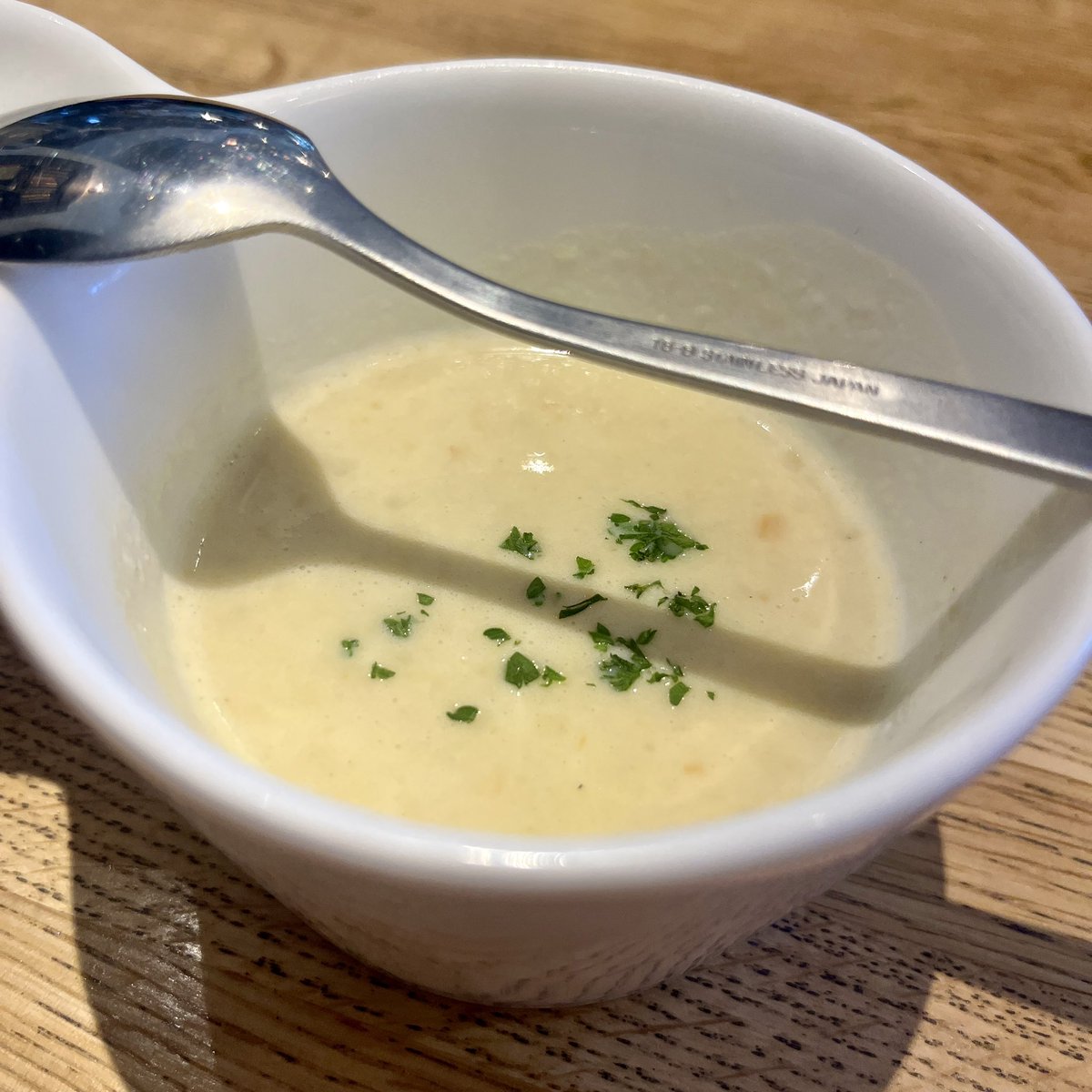 ren_jiyu2's tweet photo. トレトゥールメゾンアッシュ🍹
宮城県仙台市太白区

満足度高めの組み合わせ🍽️✨

粗挽きハンバーグは、肉感しっかりでジューシーな旨みが広がる一品。
生ハムとアボカドのガレットは、パリッと生地に塩気とまろやかさが合わさって相性抜群。

どっちも美味しくてしっかり満足でした😋 https://t.co/bunR1dG039