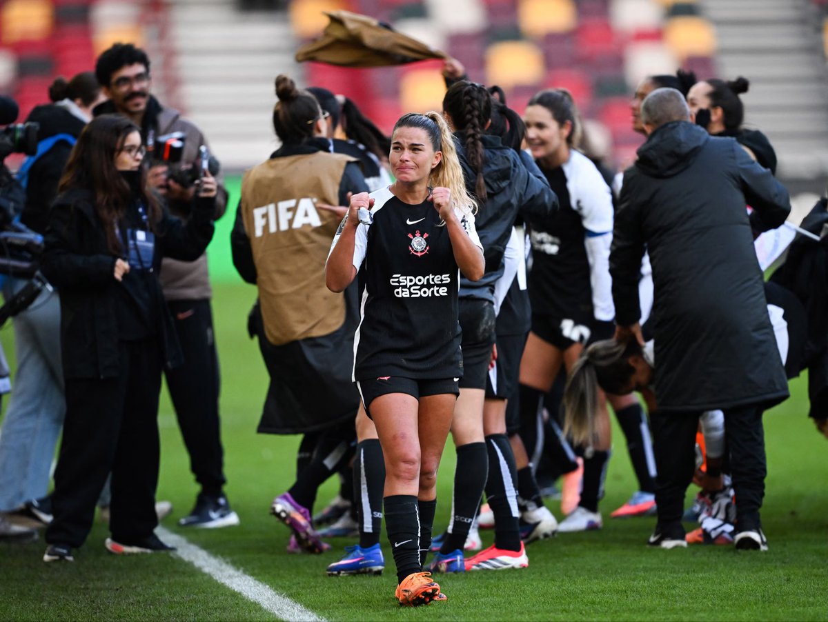 Brunobgs1111's tweet photo. O mundial feminino foi um torneio feito pros times dos EUA e da Europa se divertirem, duelarem e mostrarem como são fortes. 

Ai o Corinthians derrotou o time dos EUA, e foi pra prorrogação com o campeão europeu kkkk sdds daqueles dia. 
Que vibe boa foi tudo aquilo. https://t.co/LI3nljGjSS