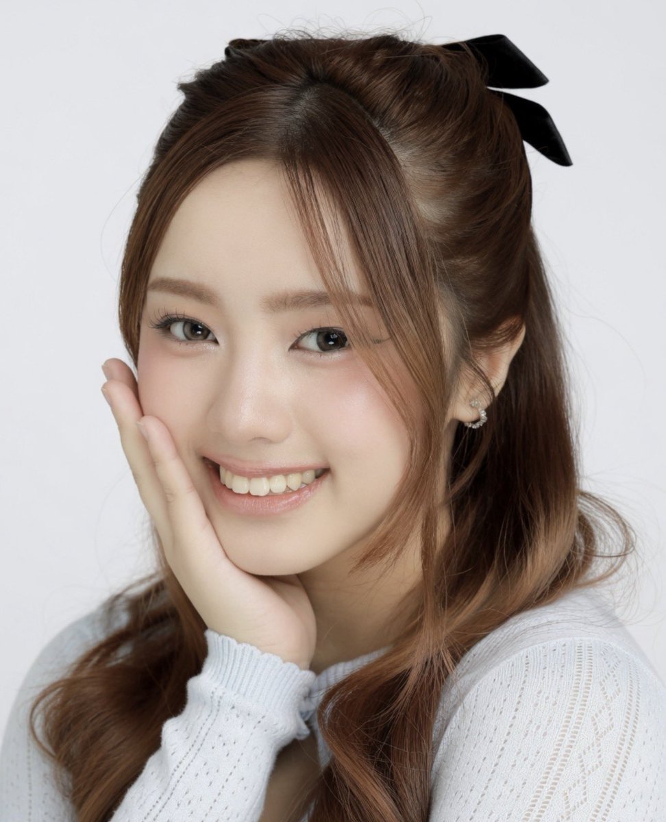 Elisia admits that life as an idol isn’t always as shiny as their stage performances make it seem. Aside from the rigors and the technical aspects of performing, public scrutiny is also something she has to live with. But while challenging, it’s something she already knew before