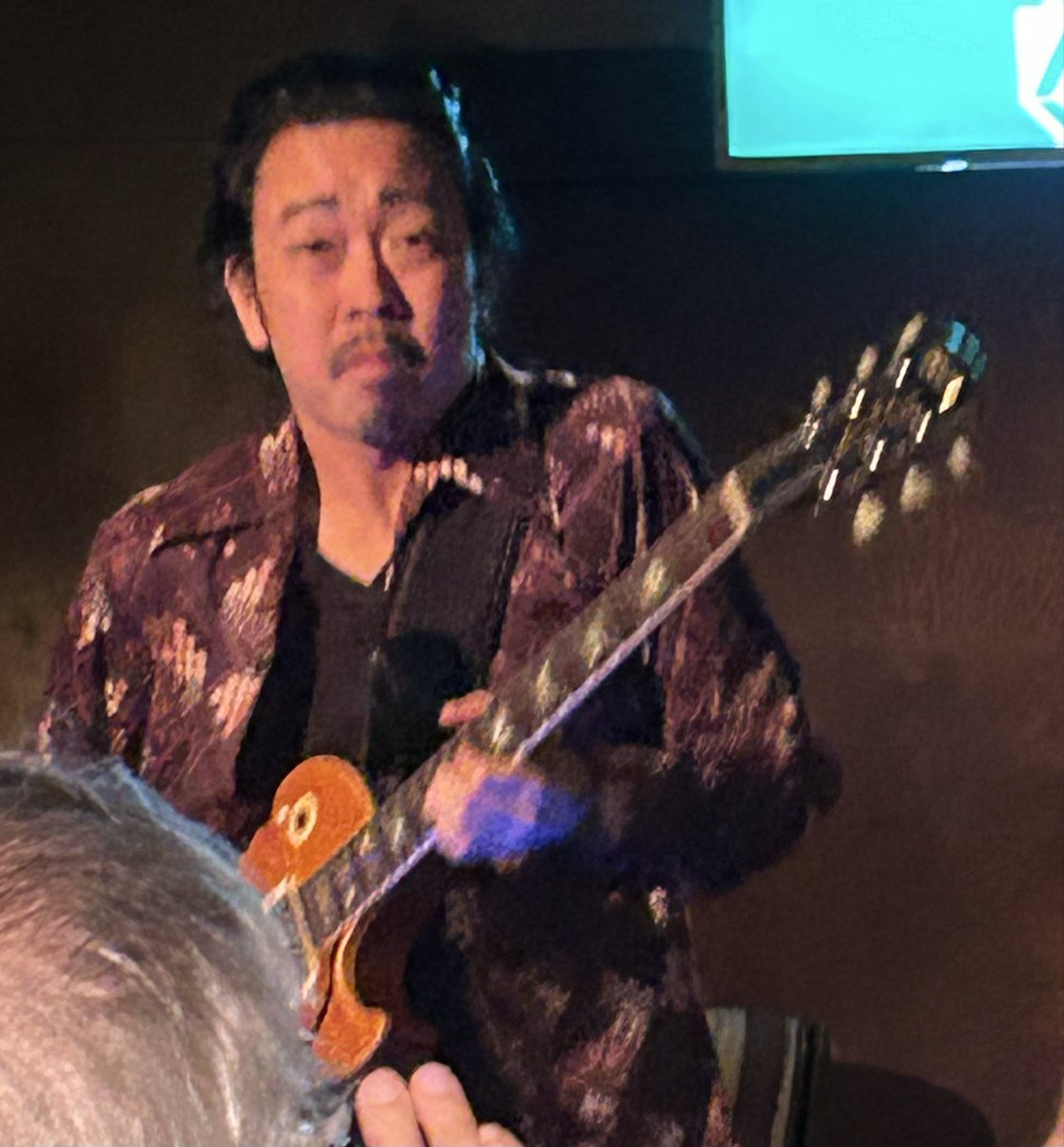 pacopaco88's tweet photo. (2026.5.5)
MANDA-LA2で
渋さ知らズオーケストラ特別編
in to the 渋さ知らズ劇場
北陽一郎、廣瀬寛、斉藤圭祐、立花秀輝、鬼頭哲、加藤一平、和田直樹、小林真理子、山口コーイチ、磯部潤、渡部真一、清水麻八子、ペロ、すがこ、高橋芙実、若林淳、藤花、不破大輔

客席の周りを渋さ知らズのメンバーが取り囲み演奏するという特別な形態でのライブ。
不破さんは客席の真ん中から指示を出していく。
前、後ろ、右、左と見る方向を変えながら演奏を楽しんでいく。
不破さんが的確にメンバーに指示を出してライブを創り出していく。不破さん凄い。
渡部さん凄い。渡部さんがいるだけでライブの空気感が変わり、楽しさ倍増。
なんという楽しさ！めちゃめちゃ楽しい！
でも楽しいだけではありません。素晴らしい演奏！
山口コーイチさんのピアノ、立花さんのテナーサックス、もう堪りません。
加藤一平さんと和田直樹さんのギターバトルで争っていたふたり、でも最後は抱き合い、握手。
楽しさ、素晴らさがたっぷり詰まった最高のひと時を味させていただきました。
渋さ知らズに出会えてよかった！