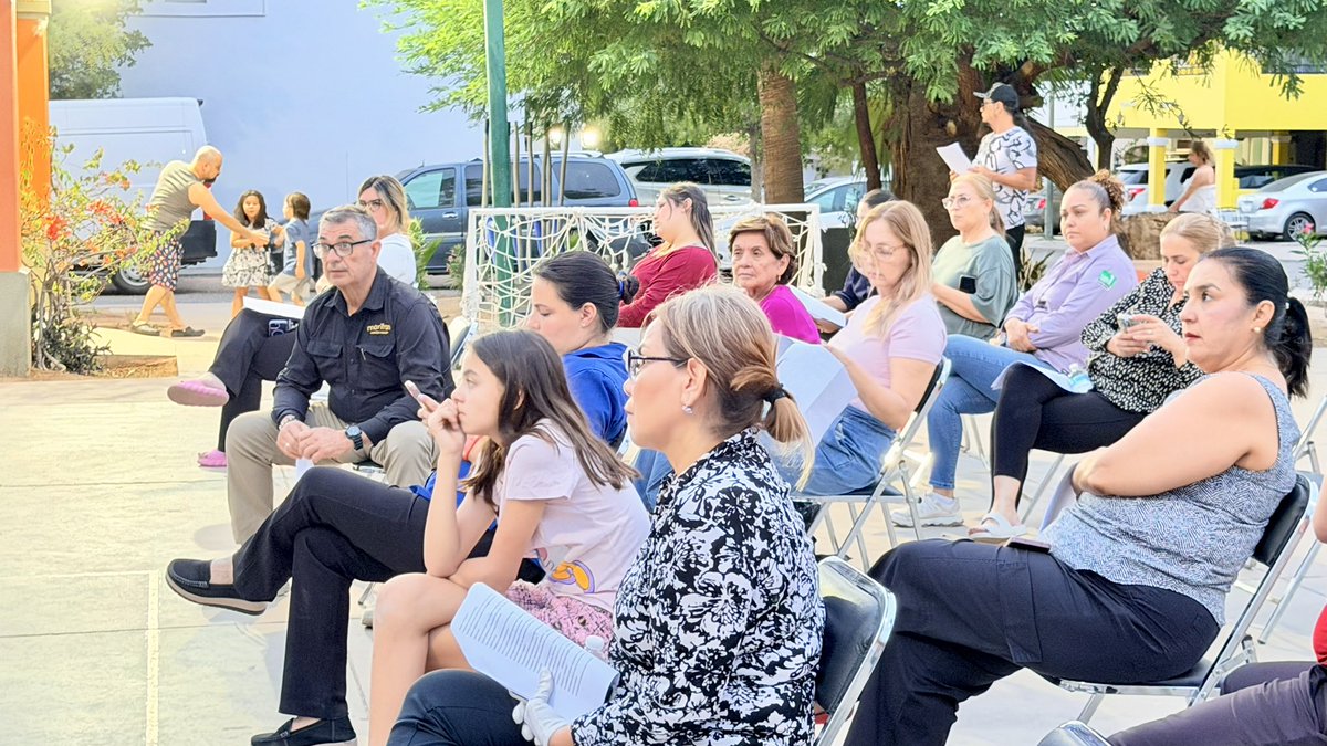 BarrazaAlmazan's tweet photo. Nos reunimos con vecinos de Milán Residencial, quienes unidos trabajan en mantener la colonia lo mejor posible.

Ahorita sus dos mayores necesidades son el control de perros callejeros y carros abandonados.
.
.
.
#MilanResidencial #NorbertoBarraza #hermosillo #Distrito10 #bienestar