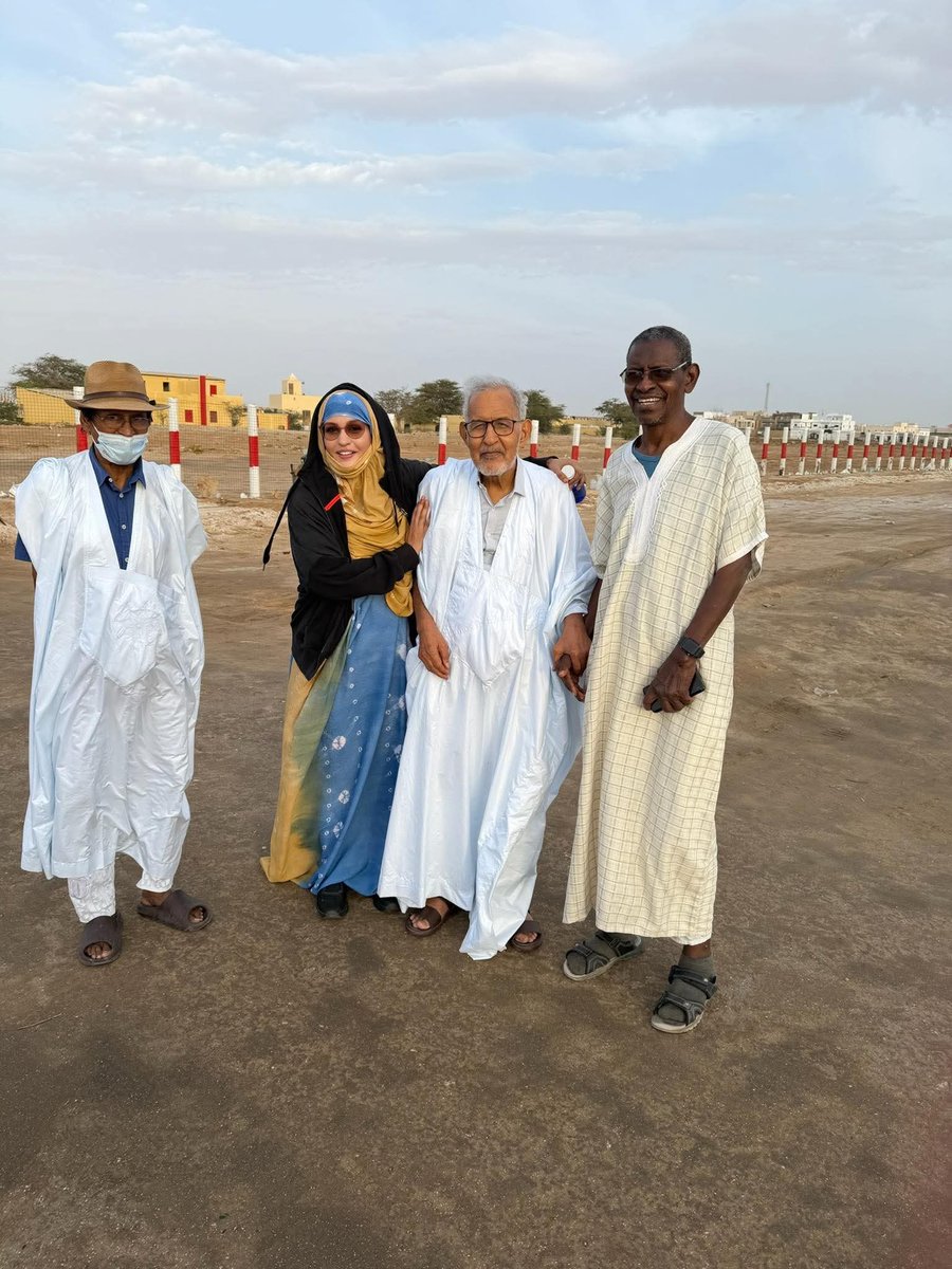 naharoch's tweet photo. في طريقي المعتاد إلى الرياضة، صادفني ما هو أعمق من مجرد مصادفة… لحظة تختصر زمنًا من القيم والقدوة.

التقيتُ بالوالد والقدوة الحسنة، السيد أحمد ولد داداه، ذلك الاسم الذي لم يكن يومًا مجرد شخصية عامة، بل رمزًا من رموز القيم، ودرسًا حيًّا في الالتزام والموقف.
وبرفقته كان والدي العزيز، السيد إبراهيم ولد أبيهي ، فخرنا جميعًا، أول طيار في البلد.
كما التقيتُ بالأستاذ عبدالله، الذي كانت تحت إشرافه أولى خطواتي في عالم السياسة، يوم كانت البدايات بسيطة… لكنها صادقة وعميقة.

ثلاثة رجال… لكنها تلتقي في جوهر واحد: العطاء، والصدق، والإيمان بالوطن.

وقفتُ بينهم لحظةً، وكأن الزمن عاد بي إلى الوراء… إلى جذورٍ صنعتني، وإلى قيمٍ لا تتغير مهما تغيّرت الطرق.
وأدركتُ أن الإنسان، مهما مضى في طريقه، يبقى مدينًا لأولئك الذين أناروا له البدايات، وفتحوا له أبواب الفهم والرؤية.

لم يكن لقاءً طويلًا… لكنه كان كافيًا ليذكّرني من أنا، ومن أين بدأت، ولماذا أواصل.

في بعض اللحظات، لا نحتاج أكثر من نظرة، أو سلام، أو حضور… لنستعيد كل المعاني الجميلة التي نحملها في داخلنا.

الحمد لله على هذه النعم التي لا تُشترى… وعلى وجوهٍ كلما رأيناها، ازددنا ثباتًا وامتنانًا.

Alors que je me rendais, comme à mon habitude, à ma séance de sport, j’ai vécu bien plus qu’une simple coïncidence… un instant qui résume des années de valeurs, de transmission et de références.

J’ai eu le plaisir de rencontrer le père et modèle, Monsieur Ahmed Ould Daddah, un nom qui dépasse la simple figure publique pour incarner une certaine idée de la droiture, de la fidélité aux principes et de la noblesse dans l’engagement.
À ses côtés se trouvait mon cher père, Monsieur Ibrahim Ould Boihy, fierté de tous, premier pilote du pays.

Et puis, l’émotion de retrouver le professeur Abdallah, sous le regard bienveillant duquel j’ai posé mes premiers pas en politique, à une époque simple, mais d’une sincérité qui ne s’efface jamais.

Trois hommes… un même socle : le don de soi, la droiture et l’amour de la patrie.

Je me suis tenue là un instant, comme ramenée à l’essentiel : à ces racines invisibles mais indéracinables, à ces visages qui nous construisent sans bruit et dont la présence suffit à nous rappeler le sens de notre propre chemin.
Car, au fond, nous ne cessons jamais d’être les héritiers de ceux qui nous ont éclairés.

Ce fut un instant bref… mais d’une intensité infinie. Un de ces moments qui ne s’expliquent pas, mais qui vous recentrent, vous apaisent et font renaître en nous tout ce qui compte vraiment.

Alhamdoulillah pour ces rencontres qui sont, en elles-mêmes, une grâce.