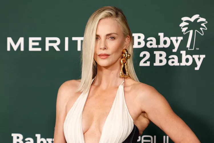 Charlize Theron ดาราออสการ์ดาวดังวัย 50 อธิบายเหตุผลที่เธออยากคงความโสดต่อไปว่า "ช่วงหลังๆ ฉันมีเซ็กซ์กับผู้ชายวัย 20 กว่าๆ และมันสุดยอดมาก คุณไม่สามารถเพลิดเพลินกับสิทธิพิเศษแบบนี้ในช่วงที่แต่งงานได้"