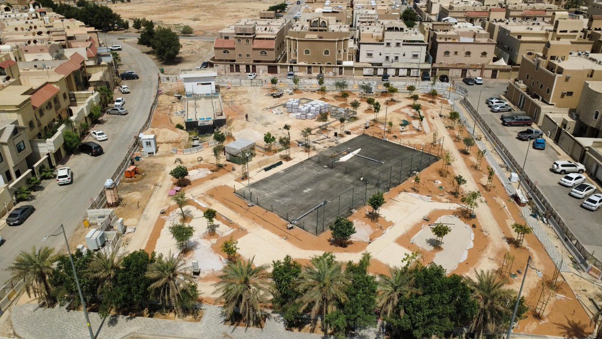 صور توثّق أعمال تشجير عدد من الحدائق المتنوعة في حي العزيزية ضمن برنامج الرياض الخضراء، والذي يُعد أول حي أطلقه البرنامج، حيث شمل إنشاء 54 حديقة، مع استهداف زراعة 623 ألف شجرة وشجيرة

x.com/addadruh/statu…