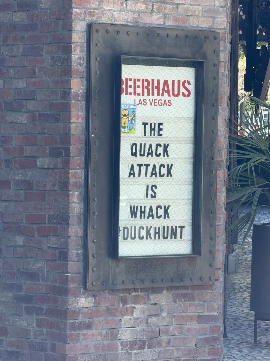 ZachCav's tweet image. Seen in Vegas.

#FlyTogether