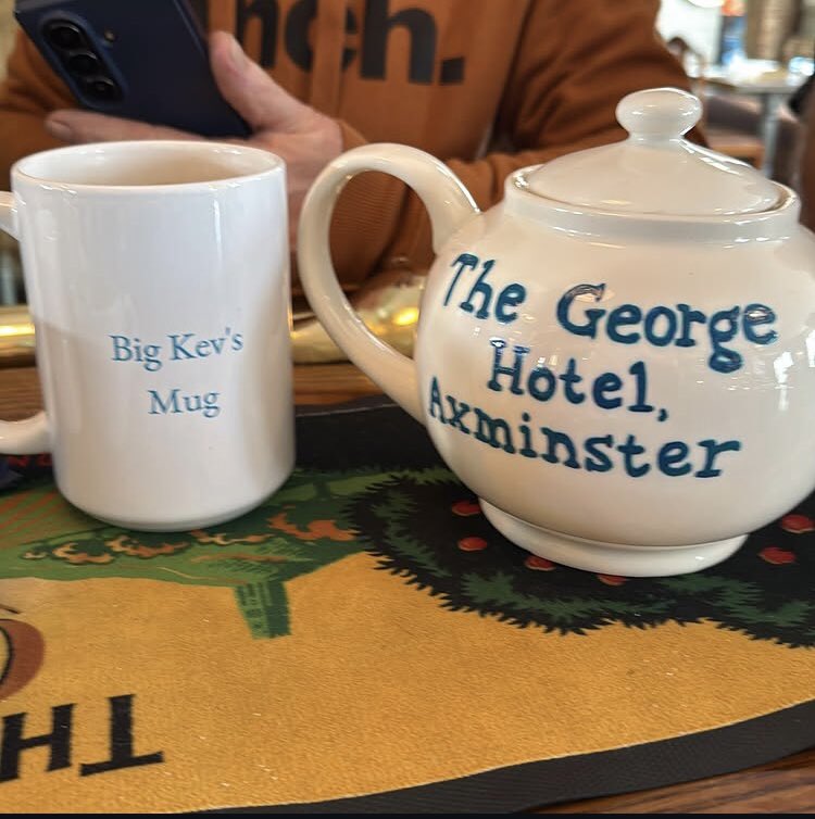 HandDrawnWorld_'s tweet photo. Repost- customer photo of a custom hand drawn teapot 🫖 📸
“You know you’re a regular when you provide your own tea service set and your dog’s called Tetley! Meet Big Kev and his own personalised cup and teapot!” 🐶☕️
#MHHSBD #TestimonialTuesday #TestimonyTuesday #ShopIndie https://t.co/kpk3SkV4qZ