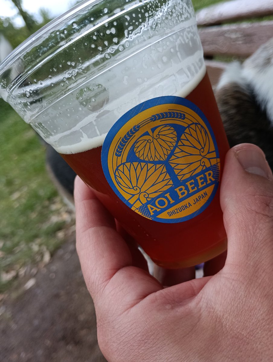 beeryokota's tweet photo. 駿府城公園で出勤前にビール飲んでウ○コしました。補足すると、ビール飲んだのは私でウ○コしたのはビーグルです。葵ビールおいしい。 https://t.co/GAQvvTFh66