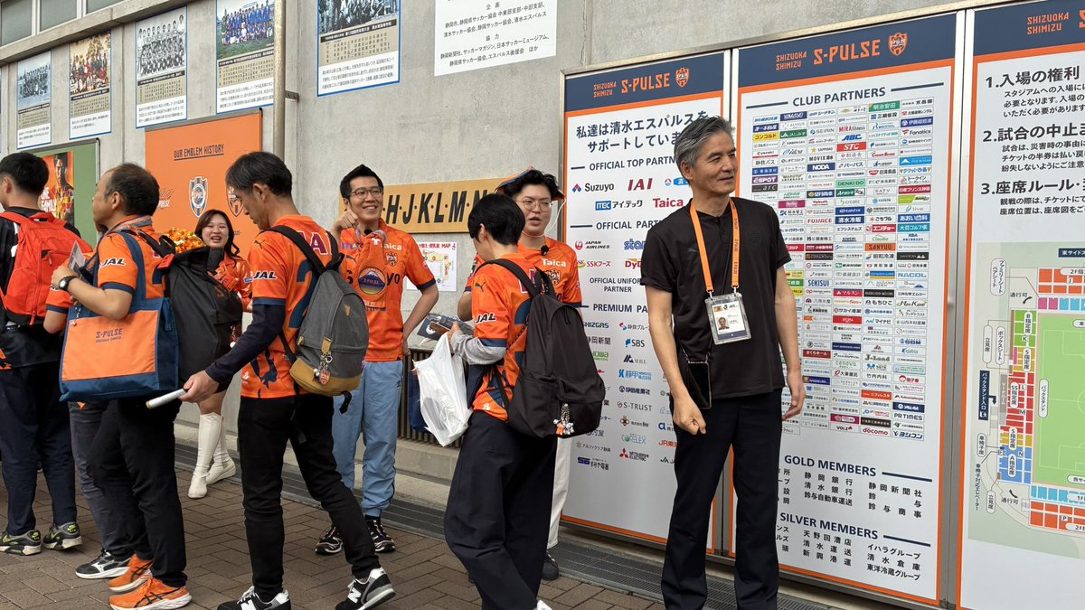 spulse_official's tweet photo. 🔶🔸#0506vsC大阪 🏟𝙄𝙉𝙁𝙊𝙍𝙈𝘼𝙏𝙄𝙊𝙉📝🔸🔶

ヤーレンズさんが西ゲートでお出迎え中！

🟠🏟ブース情報
📝本日のイベント情報
https://t.co/dT7YZxeYr1

#spulse #ONEFAMILY https://t.co/LwbZubr16V